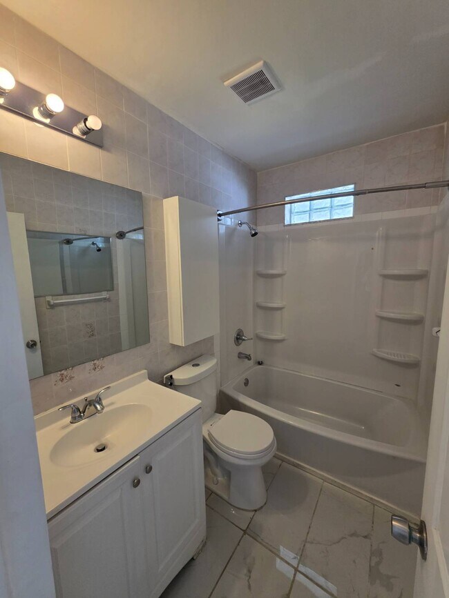 Photo - 1475 W 31st St