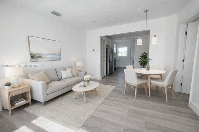 Building Photo - 2035 NW 43rd St Unit 2033