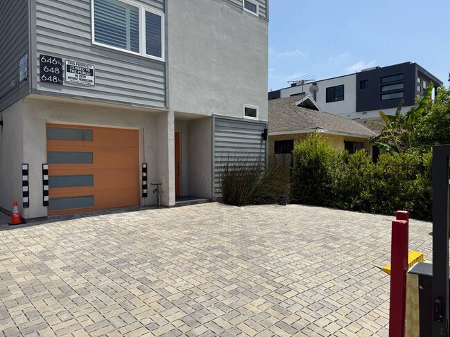 Photo - 646 N Serrano Ave