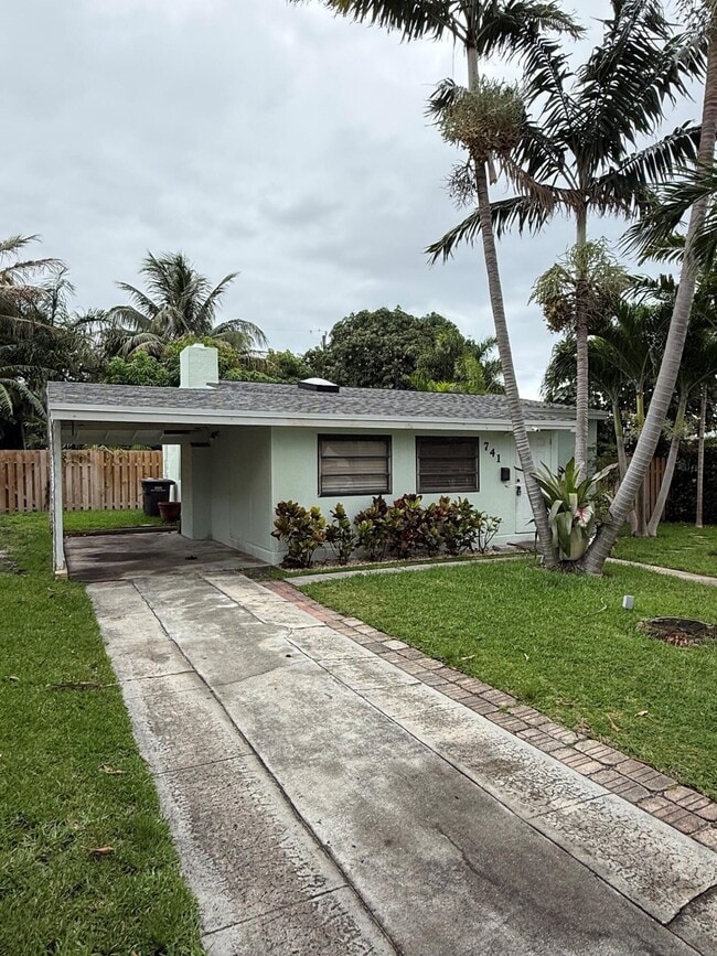 Photo - 741 Roseland Dr
