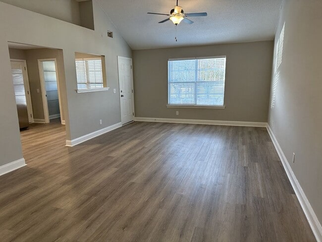 Photo - 1050 Rushing St