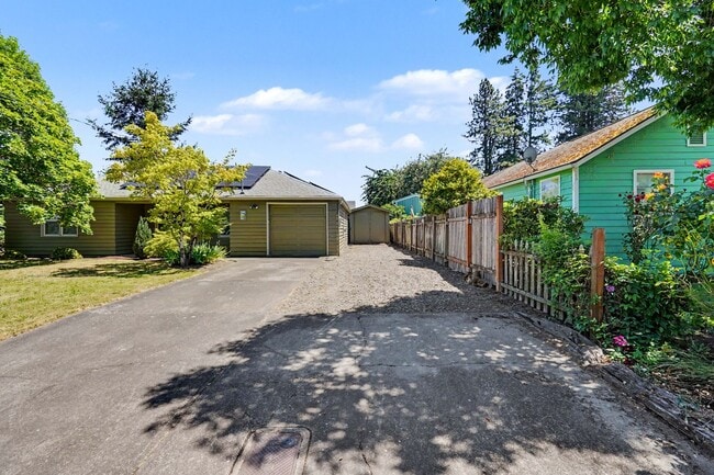 Photo - 2 bed, 1 bath ( with bonus room!) single level home near fairgrounds