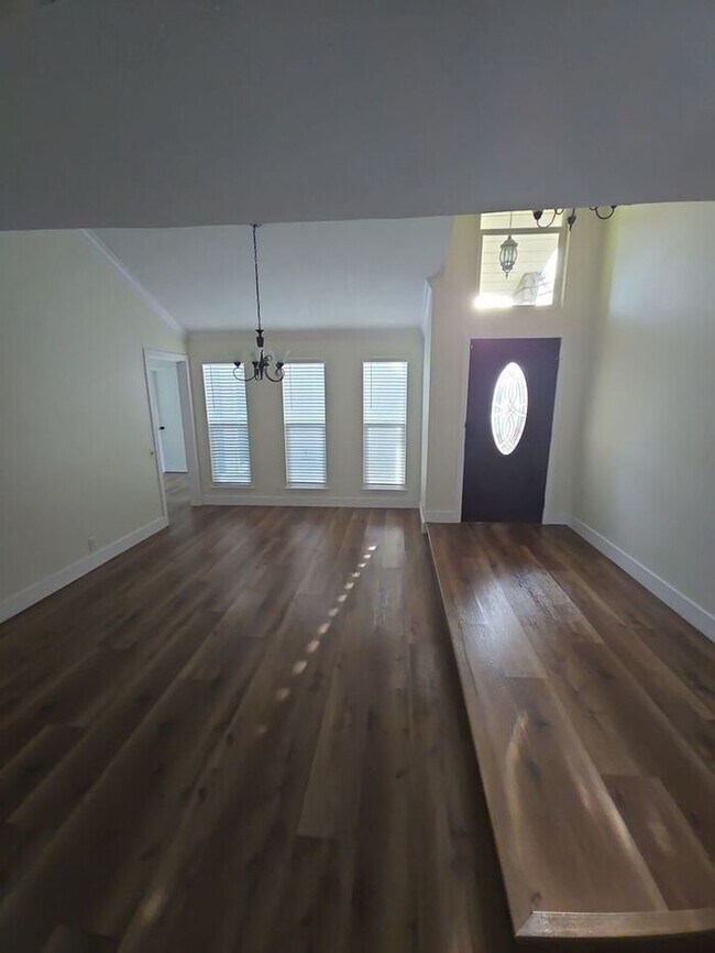 Photo - 2102 Gray Falls Dr