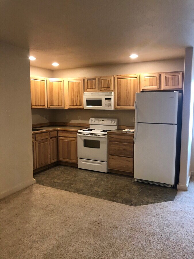 65 Central #2a- New flooring and new paint... - 65 Central #2a- New flooring and new paint... Apartamento