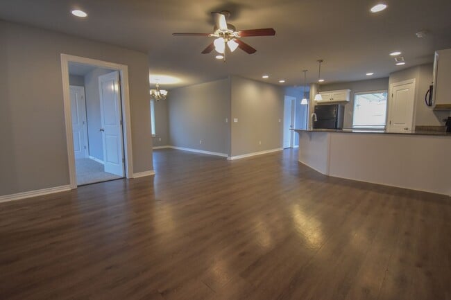 Photo - Nice 4 Bedroom Upscale Home In The Heart of Fayetteville!!