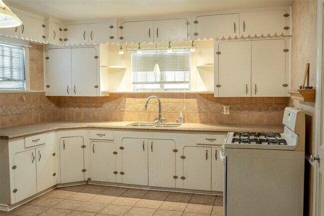 Photo - 2218 Chapman St