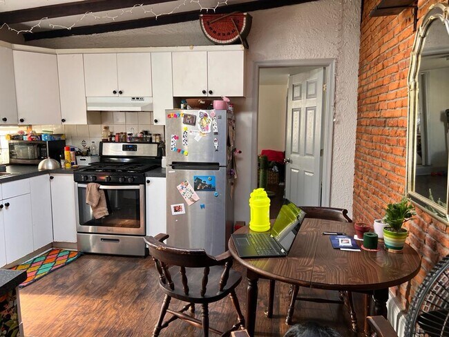 Building Photo - 759 Corinthian Ave Unit 3