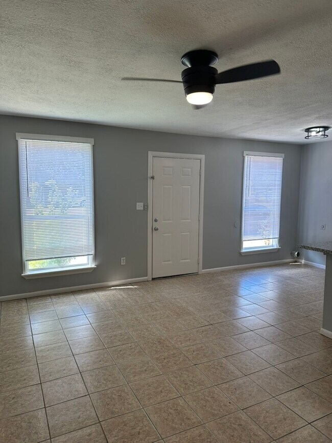 Nice natural light - 705 Edgar St Unit B