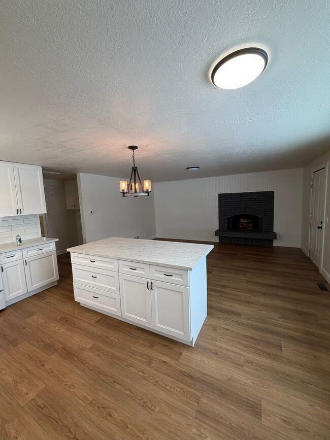 Photo - 2 Bed 1 Bath Duplex with Garage,