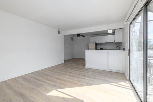 1BR, 1BA - 600SF - Living Room