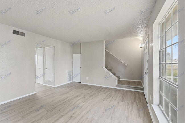 Photo - 304 Candlewood Ln