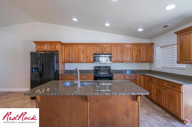 Building Photo - Pet Friendly 3 Bedroom 2.5 Bathroom Home