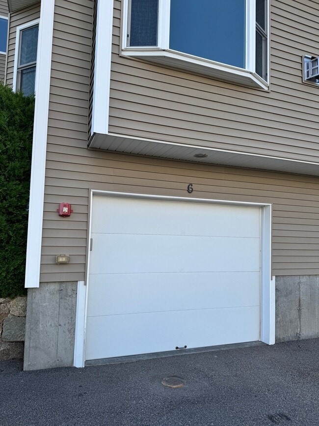 Building Photo - 6 Queen Isabella Way