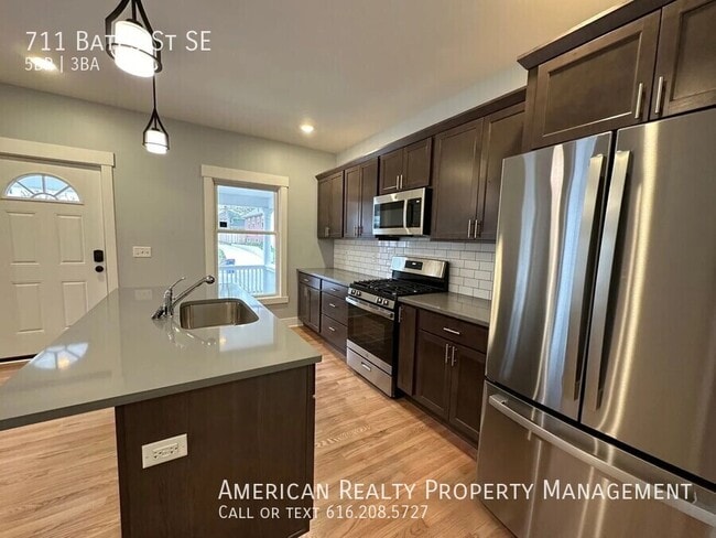 Photo - 711 Bates St SE