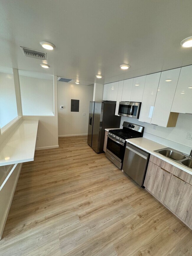 6701 Del Playa Dr Unidad 1