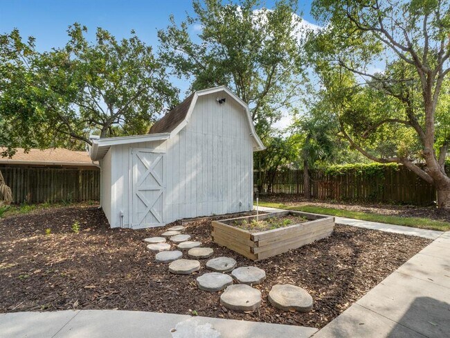 Photo - 472 Colgate Rd