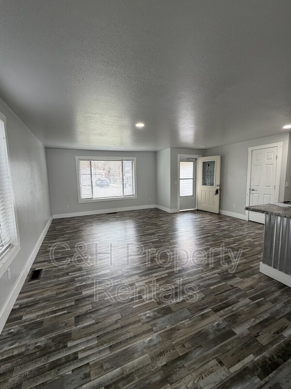 Photo - 3550 Granger Ave E