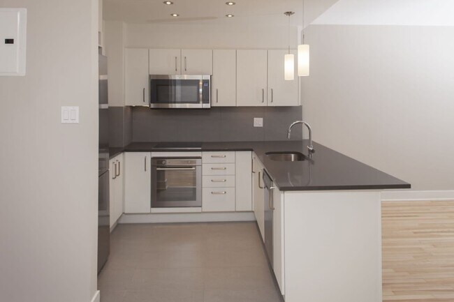 Building Photo - 3468 Rue Drummond Unit 704