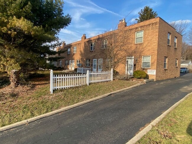 Building Photo - 2 bedroom townhouse