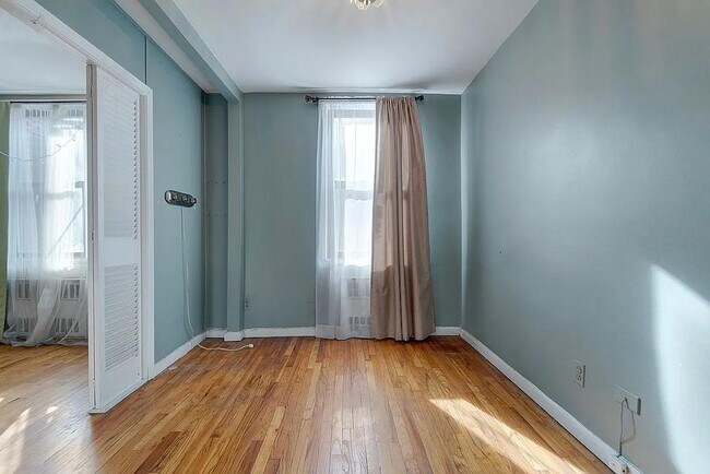 Photo - 1580 E 18th St