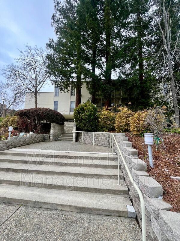 Photo - 1305 Boulevard Way
