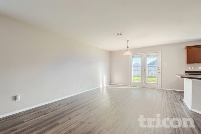 Photo - 208 Silver Spur Dr