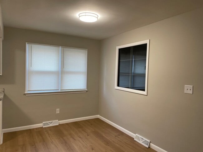 Photo - 1910 Thornapple Ave