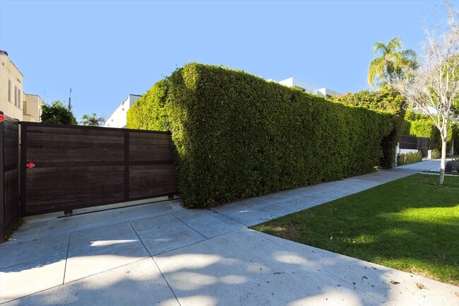 809 N La Jolla Ave