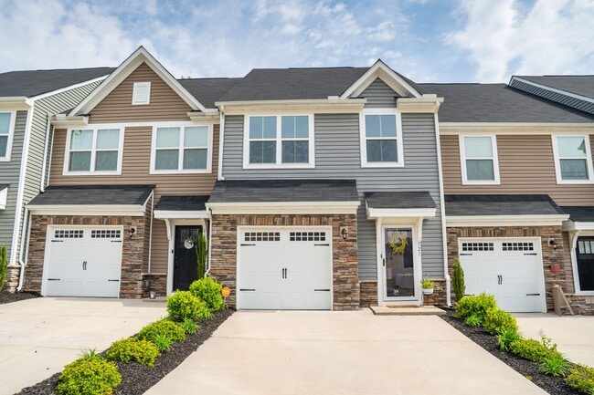 Building Photo - 3BR/2.5BA Modern Townhome on Spartanburg’s...