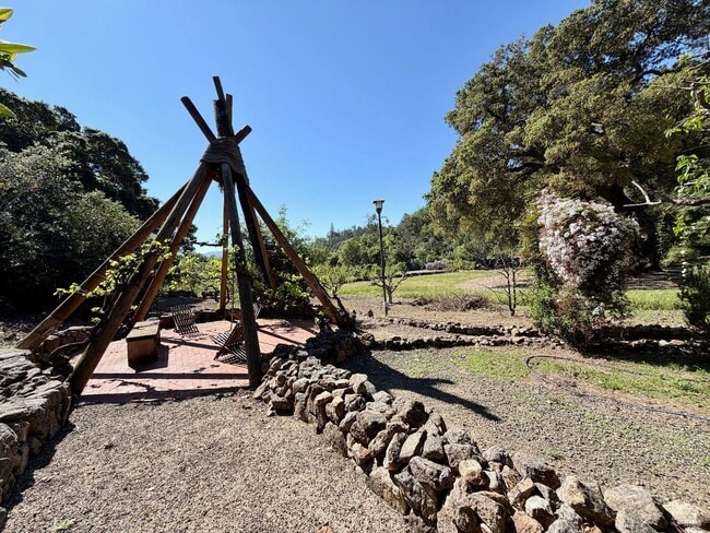 Building Photo - 321 Dutch Henry Canyon Rd