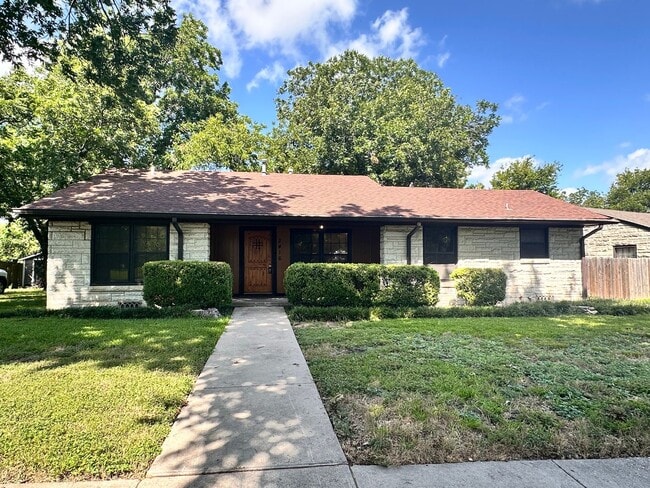Building Photo - Charming 3 Bed 2 Bath Home with Bonus Den and Detached Garage