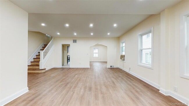 Photo - 71-32 Loubet St