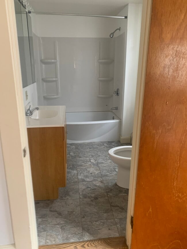 Building Photo - 73 Sycamore St Unit 1st floor