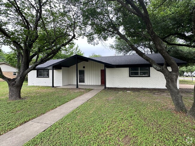 Building Photo - Single Family Home in Woodway, Texas | Mid...