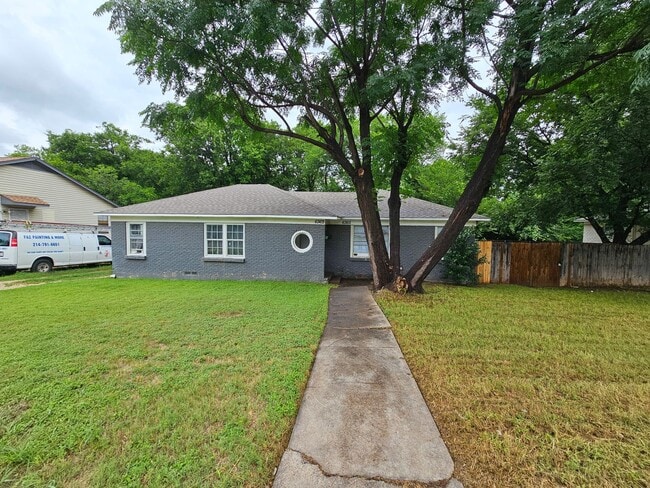 Building Photo - Charming duplex  established Parkdale Heights area of Dallas.