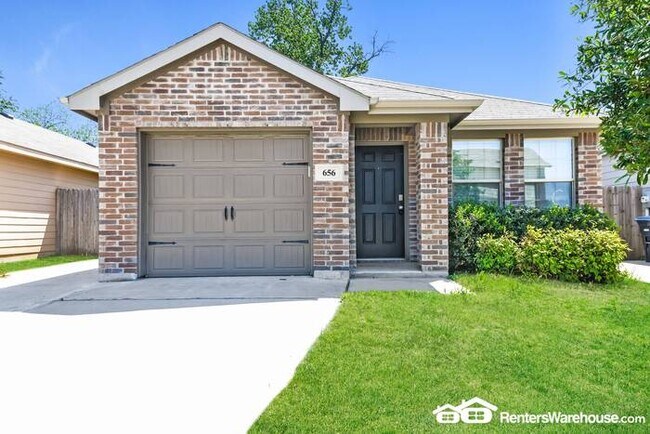 Newly renovated spacious 3 bed/2 bath, wit... - Newly renovated spacious 3 bed/2 bath, wit... House