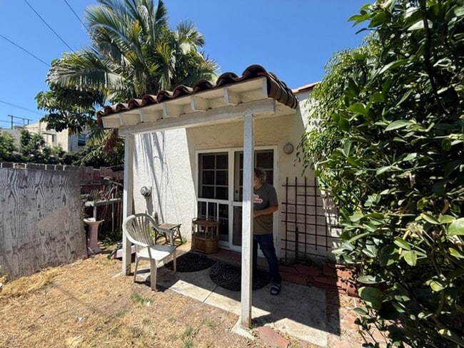 Building Photo - **STUDIO APARTMENT IN WRIGLEY AREA**  $1300MO
