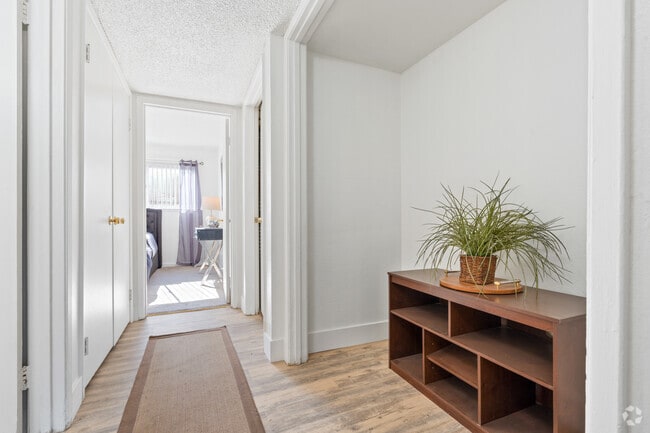 2BR, 1BA - 915SF - Hallway