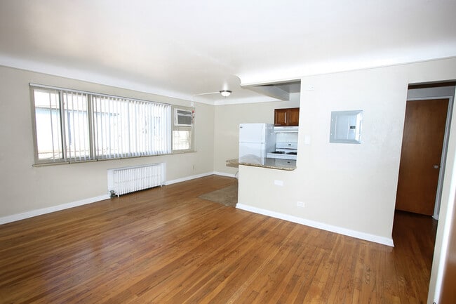 Living Space - Lots of Closets - 1531le