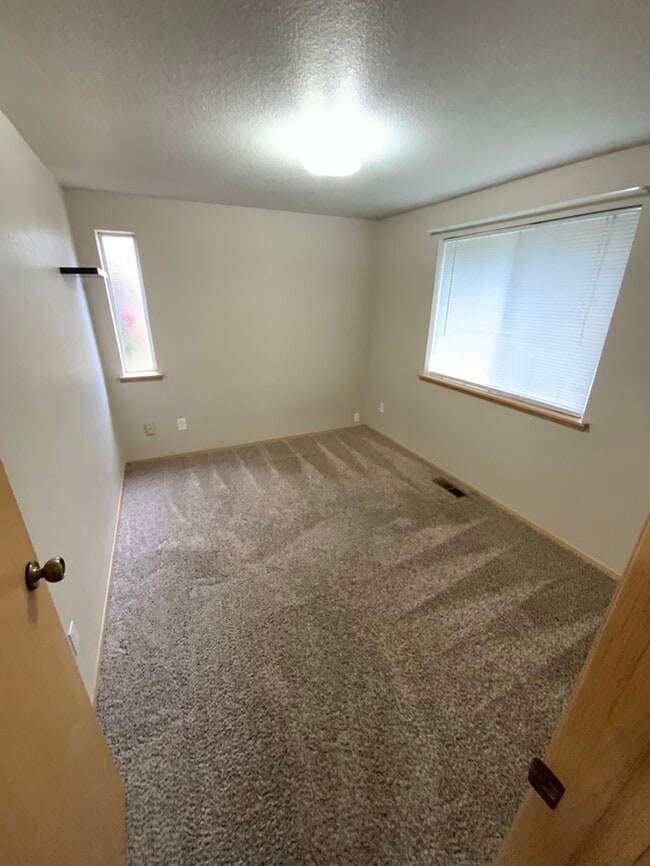 Tacoma duplex 2bdr 2bath duplex w/ 1 car garage!