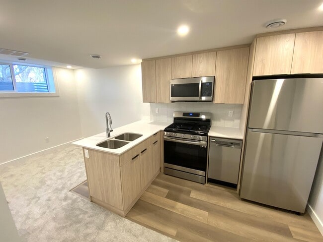 Building Photo - 8303-8102 102 St NW Unit 8303 BSMT 1