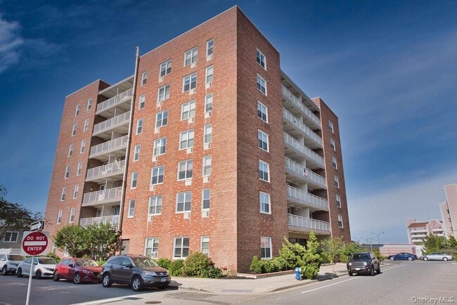 Building Photo - 855 E Broadway Unit 5B