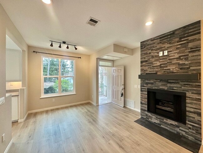 Second Floor Updated 2 BD / 2 BA In Carmel... - Second Floor Updated 2 BD / 2 BA In Carmel... Unidad 76 Rental