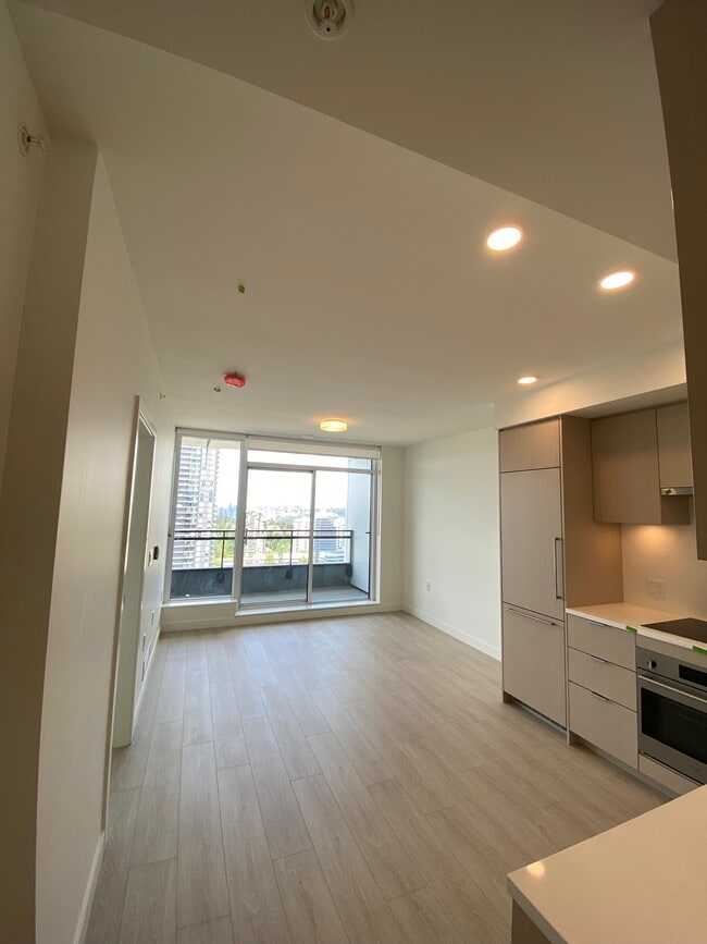 Photo - 13675 107A Av