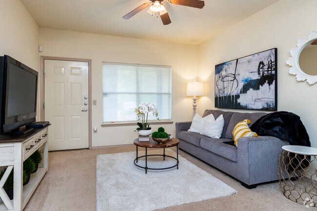1BR, 1BA - 665SF - Living Room