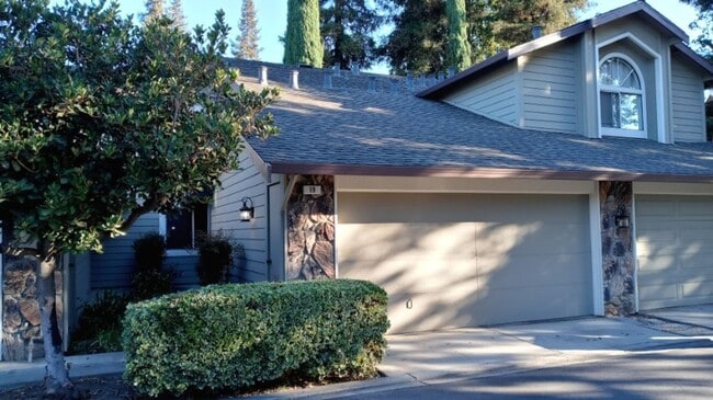 Large 2-story 2 Bedroom Townhouse w/Garage... - Large 2-story 2 Bedroom Townhouse w/Garage...