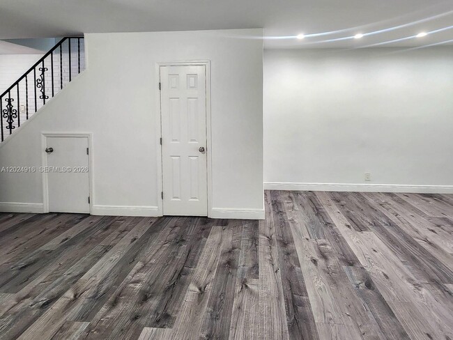 Building Photo - 2460 Taylor St Unit 1C