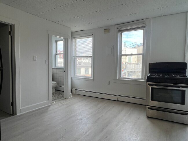 Photo - 298 NEWARK Ave Unidad 2