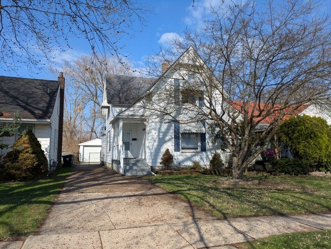 Building Photo - 15401 Centraila 4BR Home - New LVP Floors/Fresh Paint - Redford - 48239