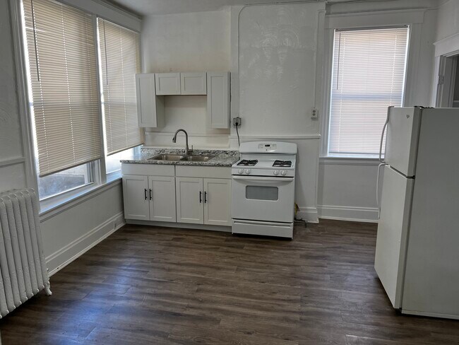 Eat-In Kitchen - 4635 Montgomery Rd Unit 1